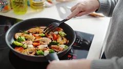 Varför hälla ättika i stekpannan före stekning: ett gammalt matlagningsknep