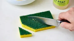 Varför husmödrar klipper av ett hörn av disksvampen: bara ett fåtal känner till det här tricket