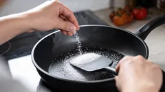 Därför ska du gnugga en ny stekpanna med salt: en procedur som skyddar mot problem